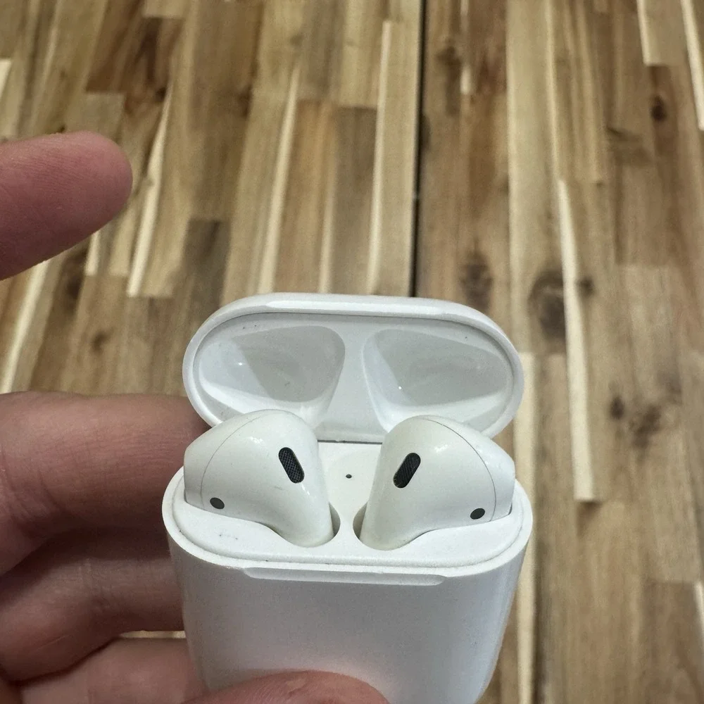 Apple AirPods 2nd Generation White A2031 Wireless Earbuds with Charging Case